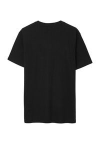 T-shirt nera in cotone, maniche corte, scollo rotondo, vestibilità rilassata, senza etichette o motivi visibili, texture liscia, design semplice.