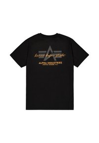Schwarzes T-Shirt mit kurzen Ärmeln, grauem Stern-Logo und orangefarbenem Text mit der Aufschrift "Remove before flight" und "Alpha Industries Knoxville, Tennessee, U.S.A."