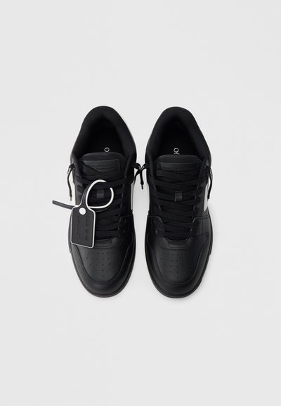 Μαύρα αθλητικά παπούτσια με λείο δερμάτινο επάνω μέρος, διάτρητη μύτη και επίπεδα κορδόνια. Διαθέτουν ετικέτα με μεταλλικό δαχτυλίδι και υφασμάτινη επένδυση.