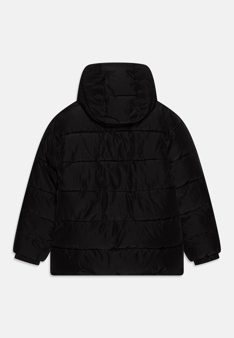 Schwarze Pufferjacke mit Kapuze, ausgestattet mit einem gesteppten Design, elastischen Bündchen und einer glatten, glänzenden Oberflächenstruktur.