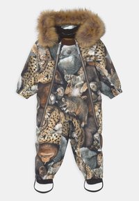 Izolowany kombinezon z kapturem wykończonym futrem, z wyrazistym wzorem zwierzęcym w odcieniach brązu, szarości i beżu; zamek błyskawiczny oraz elastyczne mankiety.