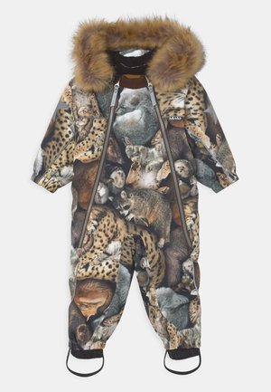 Mono aislante con capucha con ribete de piel, que presenta un estampado animal vibrante en tonos marrones, grises y beiges; cierre con cremallera y puños elásticos.