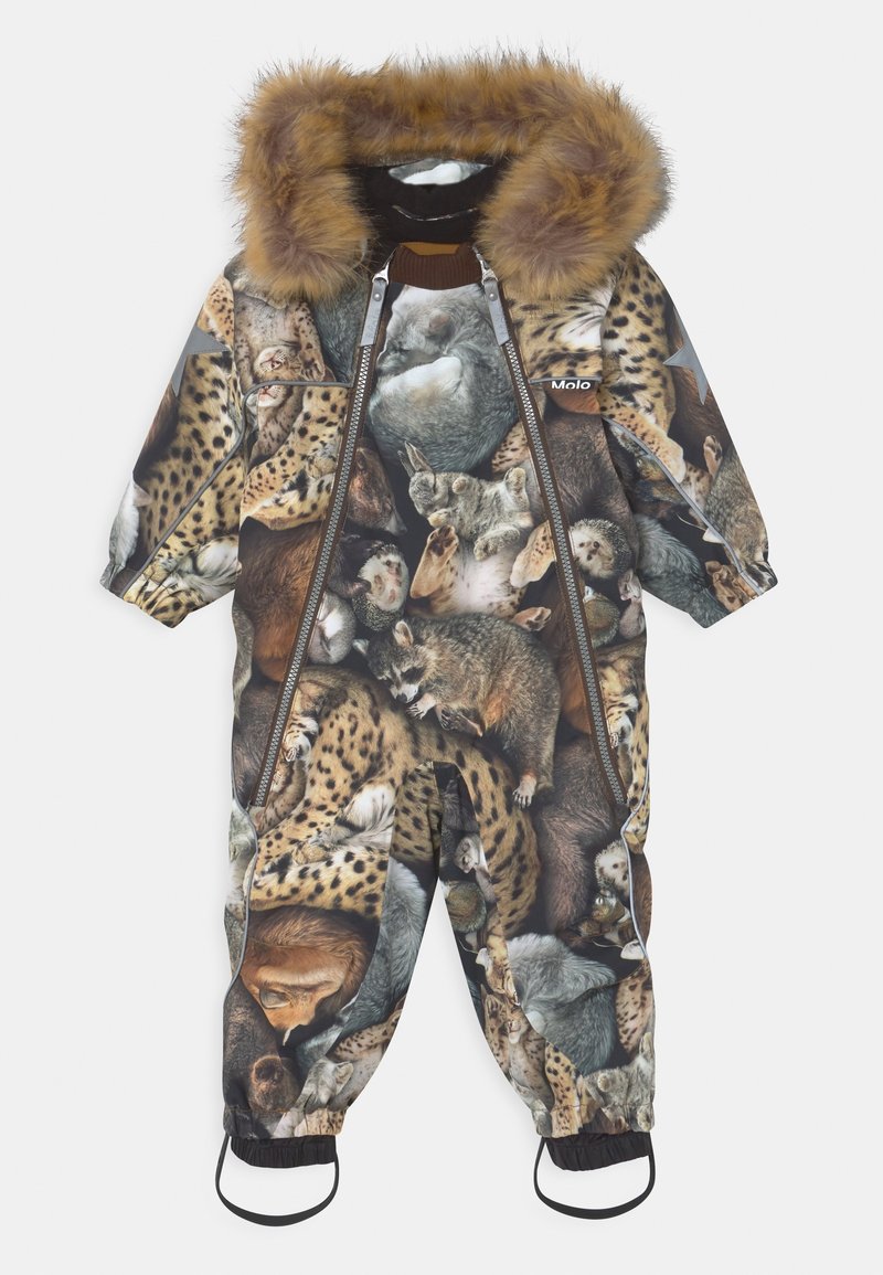 Izolowany kombinezon z kapturem wykończonym futrem, z wyrazistym wzorem zwierzęcym w odcieniach brązu, szarości i beżu; zamek błyskawiczny oraz elastyczne mankiety.
