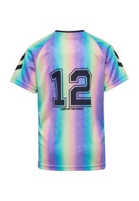 Sportowa koszulka z krótkim rękawem z pionowymi pastelowymi tęczowymi paskami, czarnym numerem 12 i napisem "LIGHT UP THE WORLD" na plecach.