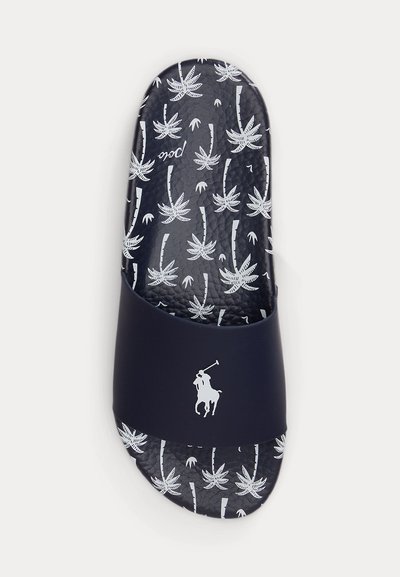 Granatowy klapek na suwak z białym wzorem palmy na wkładce oraz białym logo gracza polo na pasku.