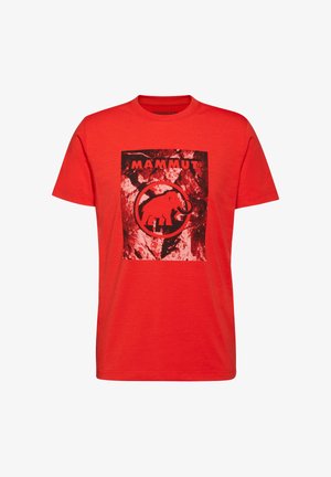 Rotes Baumwoll-T-Shirt mit einem schwarzen Grafik eines Elefanten und dem Wort "Mammut" darüber, zentriert auf einem rechteckigen Hintergrund.