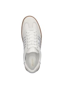 Zapatilla de piel blanca con acentos en rayas grises, punta redonda, diseño de cordones y suela de goma texturizada. El interior presenta la marca.