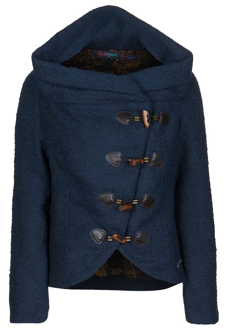 Giacca in misto lana blu navy con un ampio cappuccio, chiusura diagonale e bottoni a toggles. Tessuto testurizzato e fodera interna a motivo.
