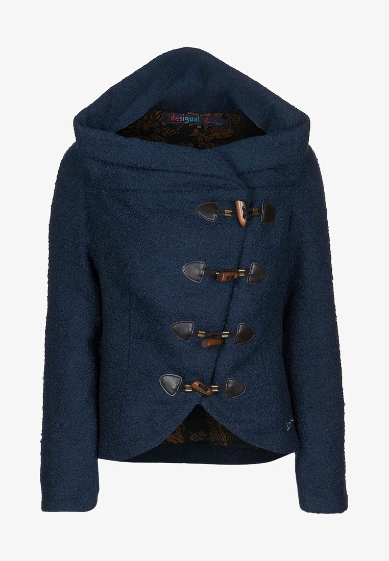 Giacca in misto lana blu navy con un ampio cappuccio, chiusura diagonale e bottoni a toggles. Tessuto testurizzato e fodera interna a motivo.