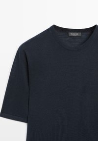 Pull tricot à manches courtes bleu marine foncé avec encolure ronde et étiquette Massimo Dutti à l'intérieur du col.