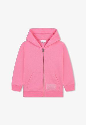 Felpa rosa con zip in tessuto morbido, dotata di tasca a marsupio, polsini a costine e un patch decorativo sulla tasca sinistra. Presenta un ampio cappuccio.