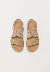 Sandales en daim marron avec des brides en tissu à motif croisé en crème et marron. Comprend une semelle rembourrée et des bords tissés.