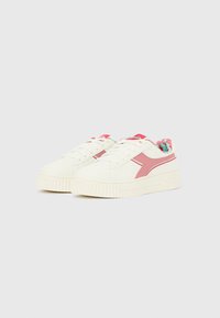 Λευκά αθλητικά παπούτσια με ροζ λεπτομέρειες, με υφή στην σόλα, επένδυση με μαξιλαράκι στον αστράγαλο και εσωτερική φόδρα με λουλουδάτο σχέδιο. Στρογγυλερή μύτη και επίπεδη δέσιμη με κορδόνια.