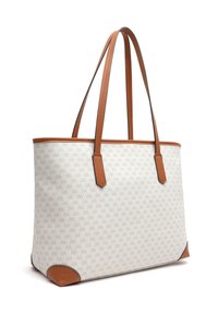 Tote bag van een witte textuurstof met een herhaald grijs logo, bruine leren accenten en twee lange handvatten. De onderste hoeken zijn rond.