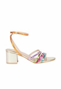 Sandalo con tacco multicolore caratterizzato da cinturini metallici lucidi nei colori rosa, verde e blu, con un cinturino alla caviglia dorato e tacco a blocco.