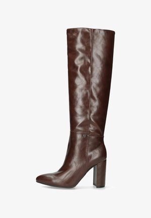 Bottines en cuir marron hauteur genou avec une finition brillante, bout effilé et talon épais. Détail de couture latérale et logo sur le haut de la tige.