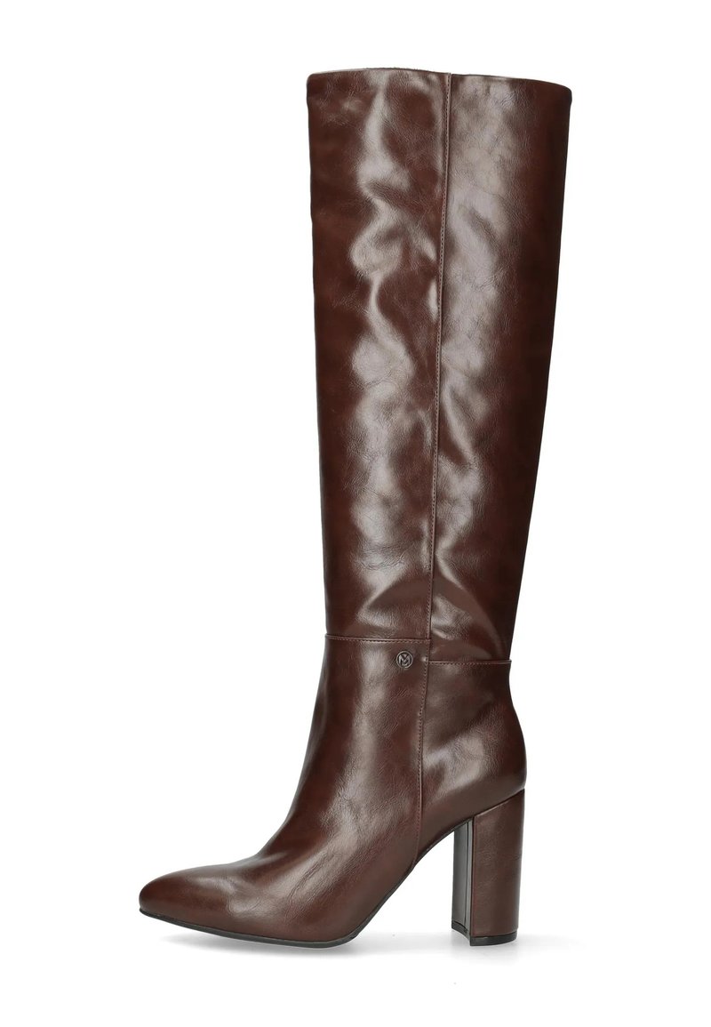 Donkerbruine leren kniehoge laarzen met een glanzende afwerking, spitse neus en chunky hoge hak. Zijdelingse naad en logo-detail op de bovenste schacht.