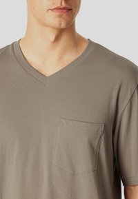 Schiesser V-AUSSCHNITT - COMFORT ESSENTIALS SET - Nachtwäsche Set - braungrau