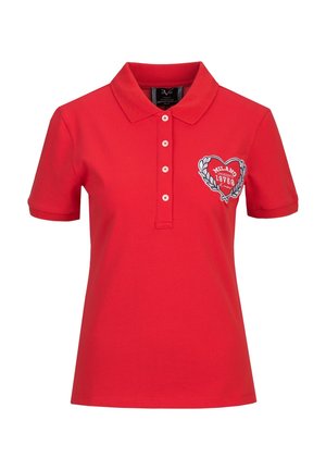 Rotes Poloshirt mit kurzen Ärmeln, vier Knöpfen und einem herzförmigen Aufnäher auf der linken Brust mit der Aufschrift "Stalland University 19768".
