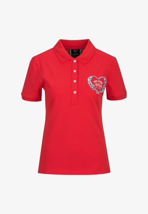 Rotes Poloshirt mit kurzen Ärmeln, vier Knöpfen und einem herzförmigen Aufnäher auf der linken Brust mit der Aufschrift "Stalland University 19768".