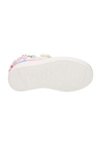 Sole di scarpa bianca con scanalature testurizzate e logo. Presenta accenti colorati e decorazioni con perline lungo il lato, realizzate in materiali sintetici.