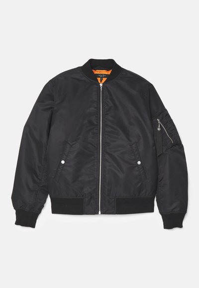 Sort bomberjakke med en glat overflade, ribbede manchetter og kant, frontlynlås og en orange indvendig foring. Har sidelommer og en lomme på armen.