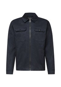 Giacca blu navy con motivo testurizzato, due tasche sul petto e una cerniera frontale, con colletto classico e maniche lunghe.