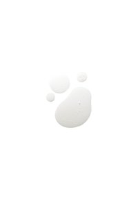 Vit vätska med tre separata droppar; varierande storlekar och former, jämn textur, något glänsande yta, små bubblor synliga.