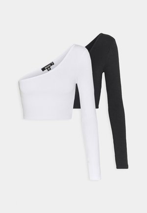 Duas blusas cropped de manga longa: uma branca com decote arredondado, outra preta com um design assimétrico. Tecido liso e elástico, estilo minimalista.