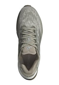 Zapatilla de correr gris claro con parte superior texturizada, lengüeta acolchada y cordones planos. Presenta tres rayas blancas y una suela de goma para tracción.