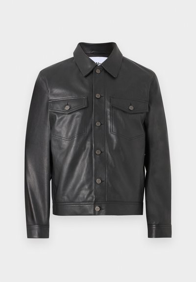 Μαύρο δερμάτινο μπουφάν με κουμπιά μπροστά, δύο τσέπες στο στήθος με καπάκι, μακριά μανίκια και μυτερό γιακά.