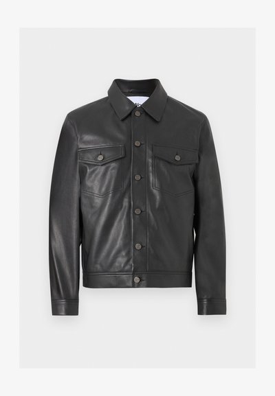 Μαύρο δερμάτινο μπουφάν με κουμπιά μπροστά, δύο τσέπες στο στήθος με καπάκι, μακριά μανίκια και μυτερό γιακά.