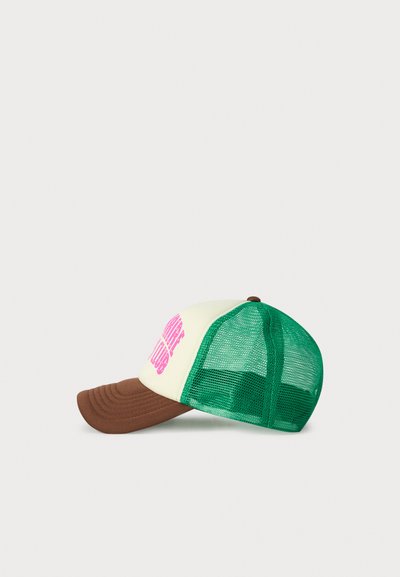 Caps med brun buet skjerm, kremfarget frontpanel med rosa "SURF CLUB" tekst, og grønne nettingpaneler bak på hvit bakgrunn.