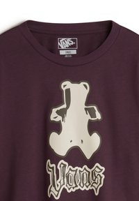 Donkerpaarse katoenen T-shirt met een grote witte berenafbeelding en 'Vans'-tekst, prominent gedrukt in het midden in een contrasterende stijl.