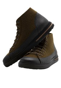 Scarpe high-top color khaki e grigio con una texture in feltro, dettagli in pelle e suole in gomma. Presentano lacci rotondi e occhielli in metallo.