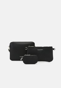 Tre portafogli neri in sintetico di diverse dimensioni: una grande borsa rettangolare, un medio astuccio e un piccolo portamonete rotondo. Accenti in hardware argentato.