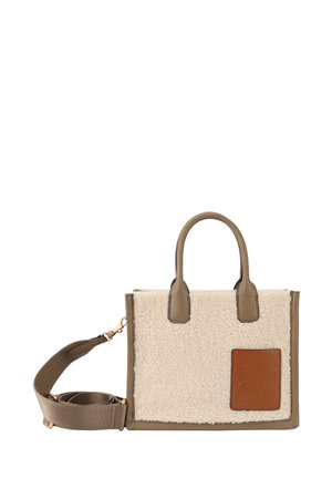 Prostokątna beżowa torebka z futerka shearling z brązowymi rączkami, szerokim regulowanym paskiem na ramię oraz brązową skórzaną naszywką z przodu.