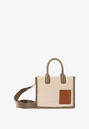 Prostokątna beżowa torebka z futerka shearling z brązowymi rączkami, szerokim regulowanym paskiem na ramię oraz brązową skórzaną naszywką z przodu.