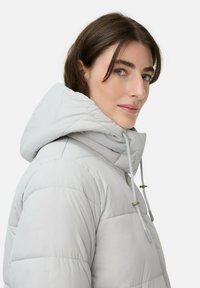 Lys grå pufferjakke med hætte, der har et quiltet design, justerbare snore og en struktureret overflade.