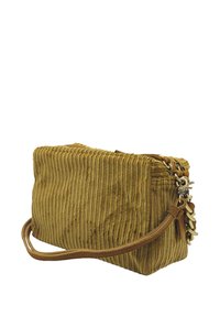 Sac à épaule en velours côtelé jaune moutarde avec des côtes verticales, une bandoulière en cuir et des accastillage décoratif en métal sur le côté.