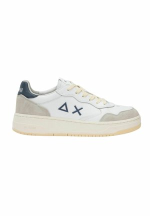 Sneaker bianco con accenti blu navy e grigi, realizzato in pelle e suede. Presenta una suola in gomma spessa e un design con lacci.