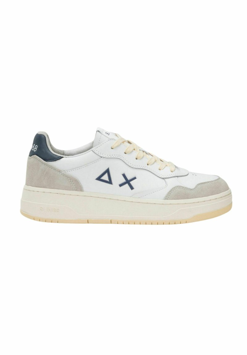 Sneaker bianco con accenti blu navy e grigi, realizzato in pelle e suede. Presenta una suola in gomma spessa e un design con lacci.