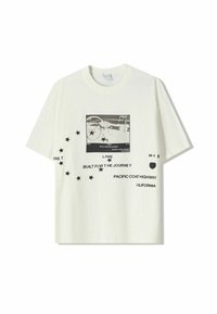 T-shirt in cotone bianco con una stampa grafica nera che rappresenta un cruscotto di auto e testo, con stelle nere disposte attorno al design.