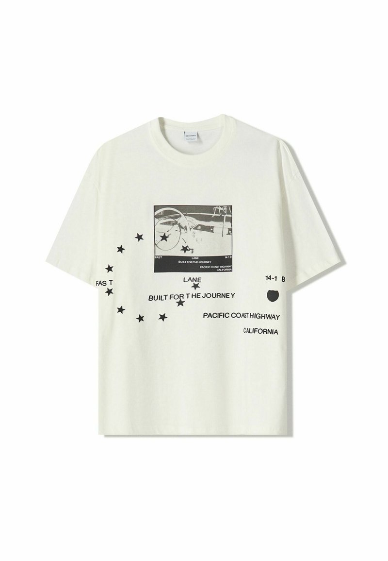 T-shirt in cotone bianco con una stampa grafica nera che rappresenta un cruscotto di auto e testo, con stelle nere disposte attorno al design.