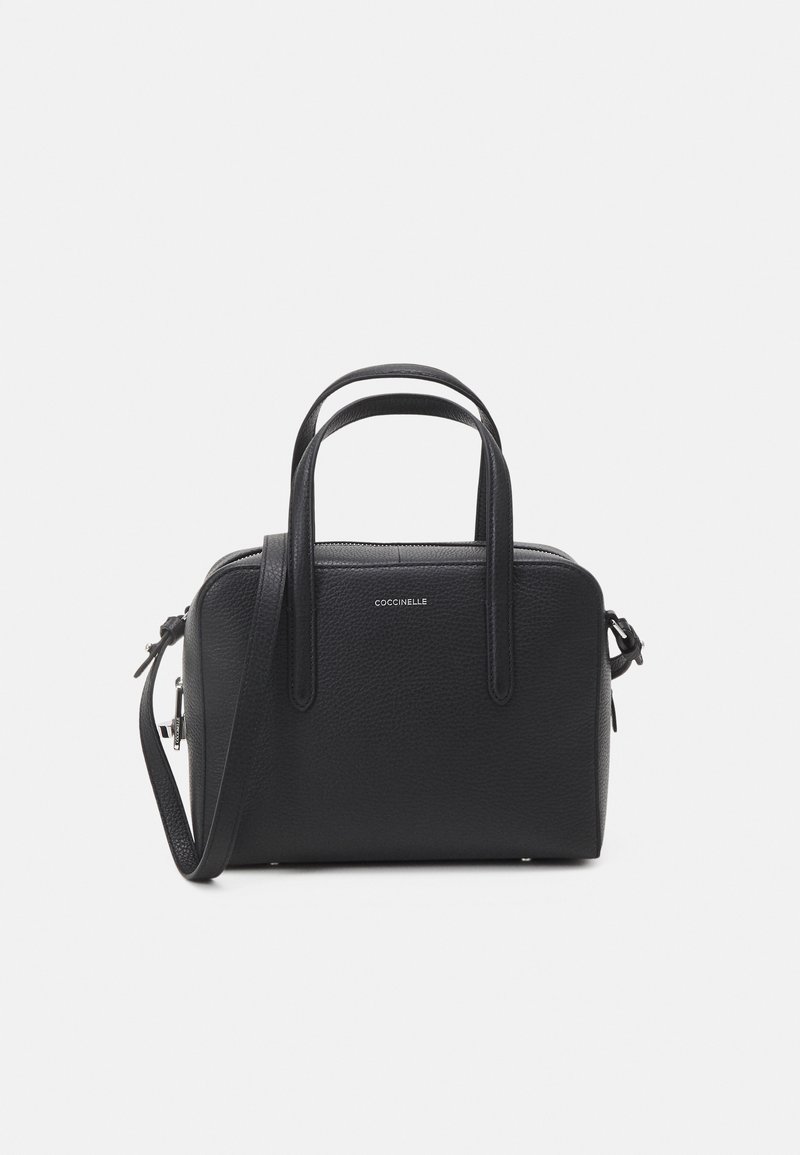 Sac à main en cuir noir texturé avec deux poignées, une bandoulière amovible et des détails de fermeture éclair argentés, marqué « COCCINELLE » à l'avant.