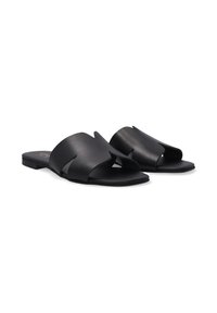 Zwarte leren slip-on sandaal met een brede band met uitsparingen, platte zool en een gladde textuur. Eenvoudig en minimalistisch ontwerp.