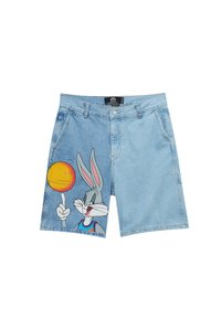 Pantalones cortos de mezclilla azul claro con una gran ilustración impresa de un personaje de dibujos animados sosteniendo un balón de baloncesto en la pierna izquierda.