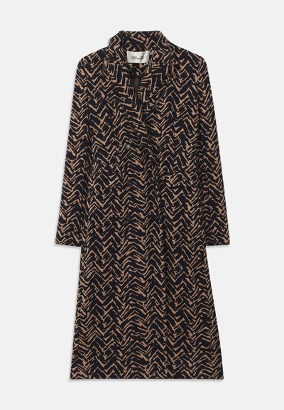 Casaco longo em azul-marinho e bege, com um padrão abstrato em zigue-zague, gola, frente dupla, e dois bolsos.