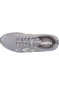 Szare buty sportowe z siateczki i zamszu, z płaskimi sznurowadłami oraz białym wzorem chevronu wzdłuż boku. Lekko wyściełany kołnierz.