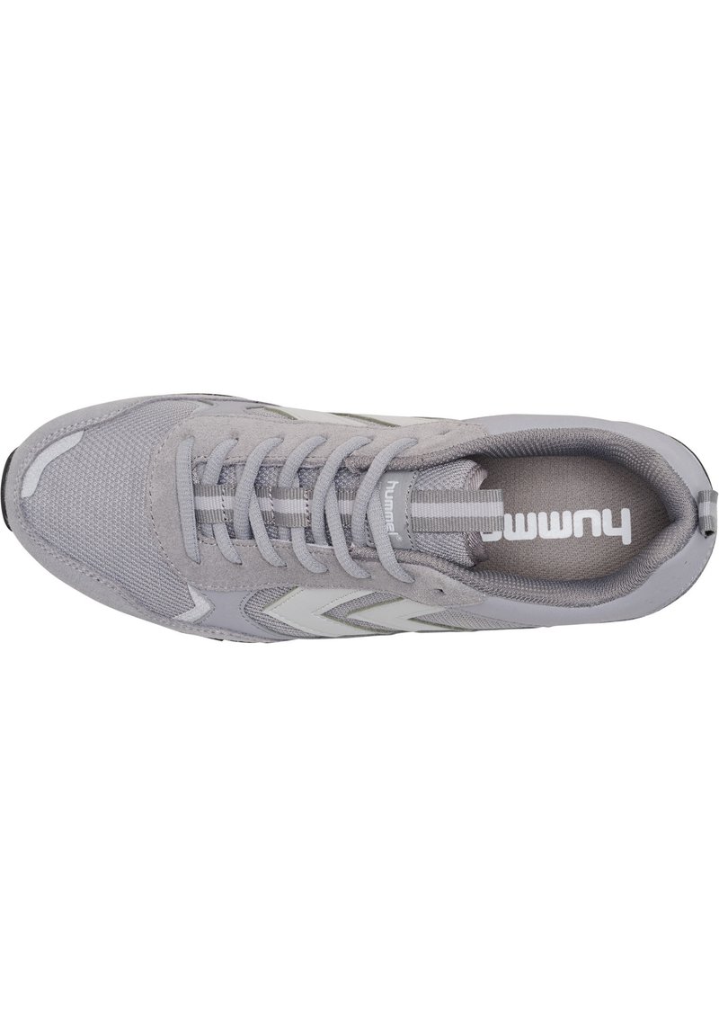 Grijze atletische schoen met een combinatie van mesh en suède materialen, platte veters en een wit chevronpatroon aan de zijkant. Licht gevoerde kraag.